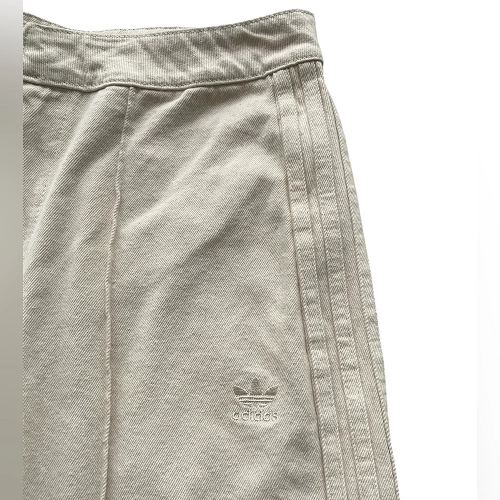 NWT Womens adidas Montreal jeans. Wide leg. Measured 16.5” waist. 31.5” inseam. - Picture 6 of 10